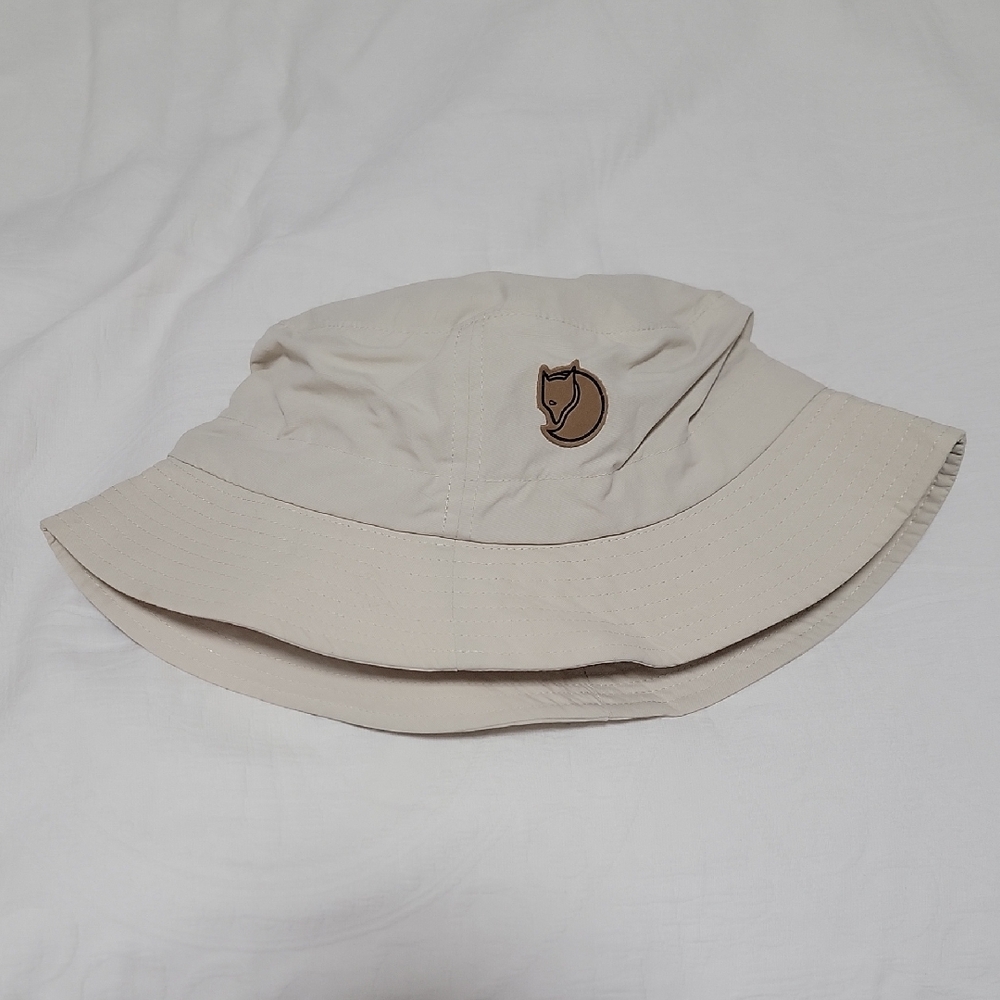 Authentic FJALLRAVEN Like New RN132540 Cream/ Beige Bucket Hat Travellers MT